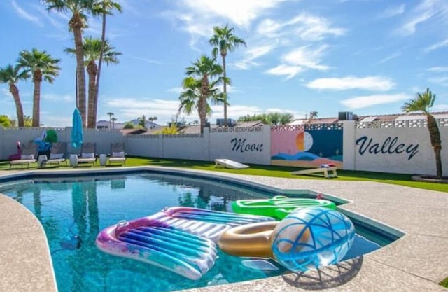 MidCentury Luxe+HeatedPool+OutdoorTV&Games+Mural