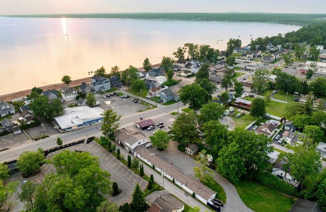 `Midway Retreat`-2 Full Beds in Sylvan Beach NEW