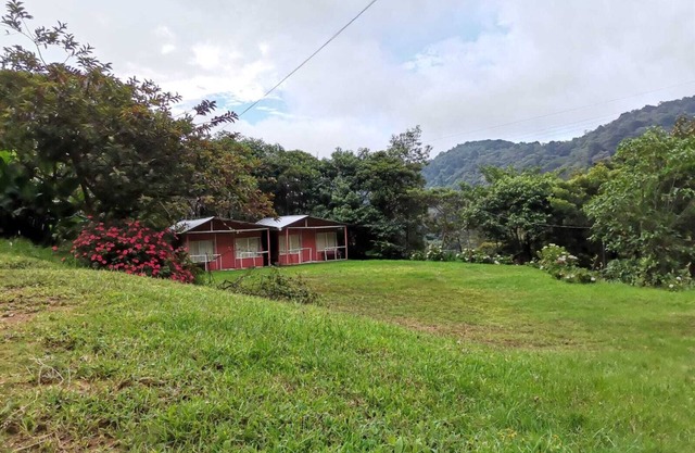Millar de Aves Eco Cabin with mountain views and trails