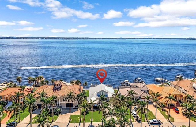 Million Dollar Riverfront Home in Upscale Yacht Club location