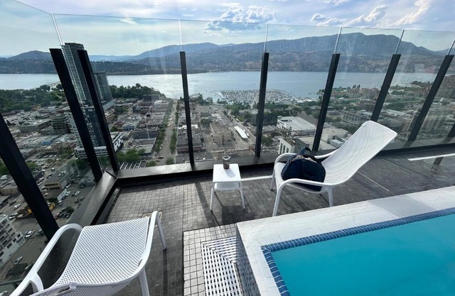 Million-Dollar View 2 bedroom flat with access to 34th floor lounge in Downtown Kelowna