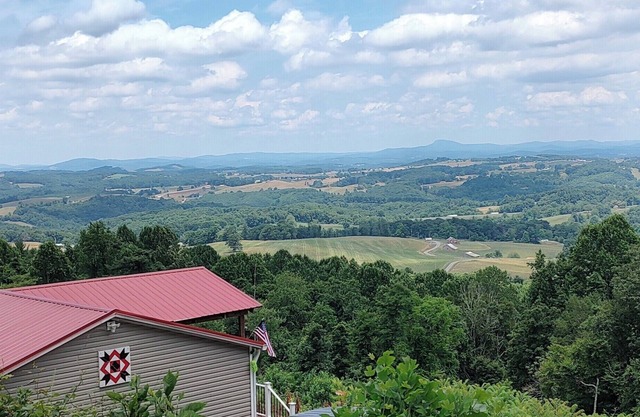 MILLION DOLLAR VIEW ! - 8 Person Mountain Home in Fancy Gap, Virginia