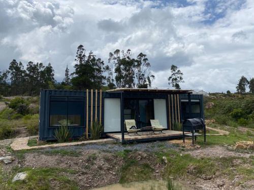 Mini casa en contenedor, naturaleza y aire puro.