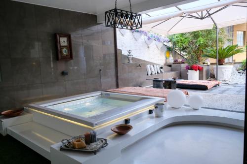 Mini piscina idromassaggio giardino e vista a mare