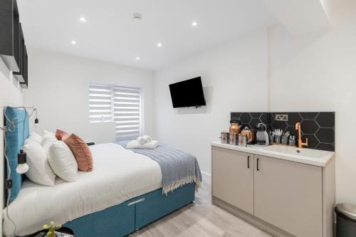 Minimalist Studio Bliss with Refreshing Ambiance