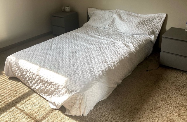 Minimalist Urban Apartment— walking distance from the mall!