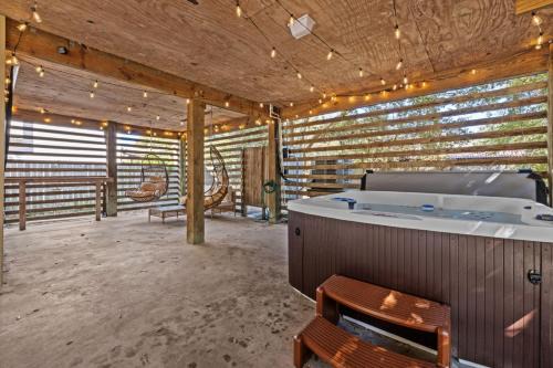 Mins to Beach Hot Tub Projector Shuffleboard