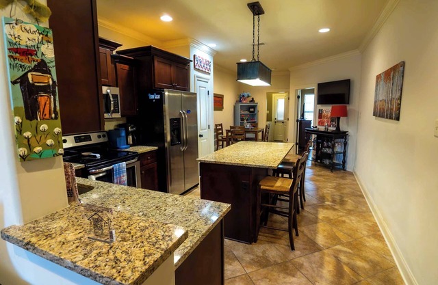 Mins to Ole Miss~Private Yard~Communal Pool~Grill