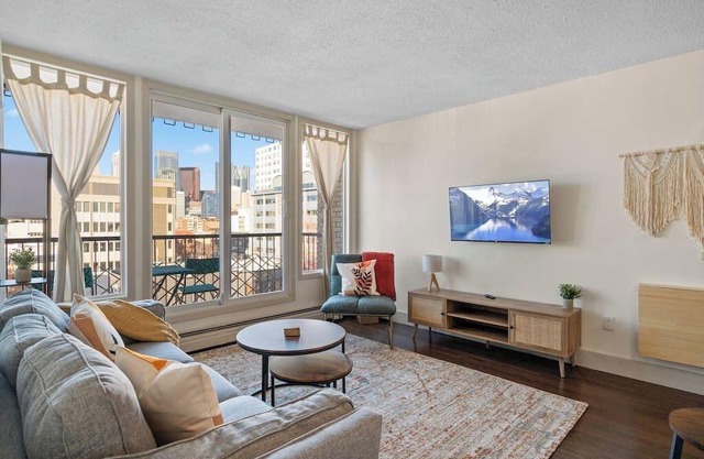 Mins to Saddledome |Free Parking |Central DT Condo