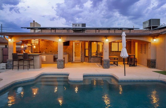 Mins to Staduim w/Pool & Man Cave Outdoor Grill