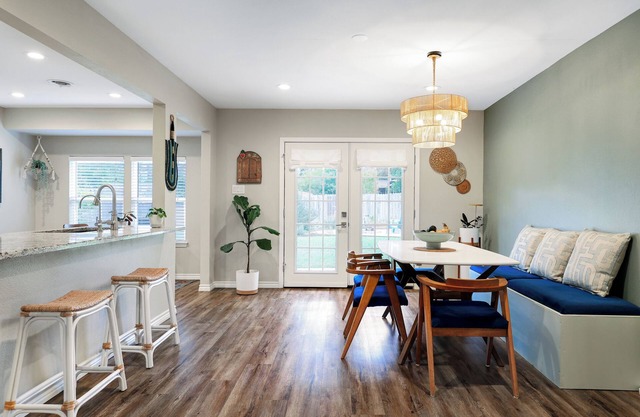 Minutes from 6 Flags/Med Ctr/Airport ~ Big Backyd, Quiet Street, 1 King~2 Queens