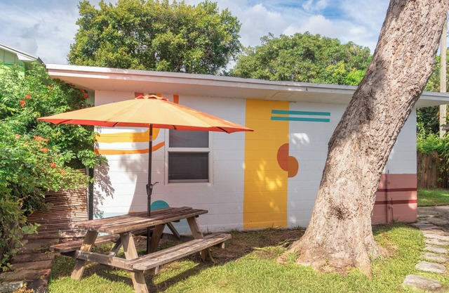 Minutes from Downtown & Beach. Cottage on a Park in a Historic Neighborhood