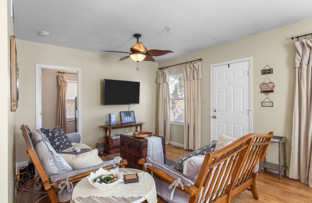 Minutes from Main Street - Updated House w/4 Patios, Private Parking & Trolley