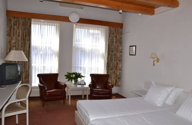 Minutes from the Lake, Dunes, and Coastal Walks! Free Breakfast, Parking!