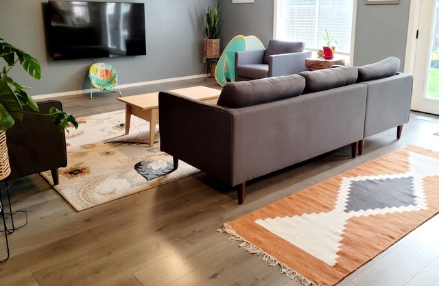Minutes from Vancouver Waterfront, PDX and Dino Park. Spacious Home!