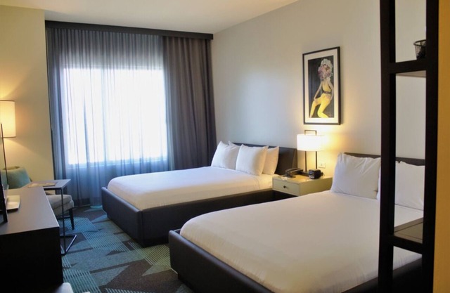 Minutes to Bellagio! 4 Relaxing Units w/Parking! Near Bellagio Fountains!