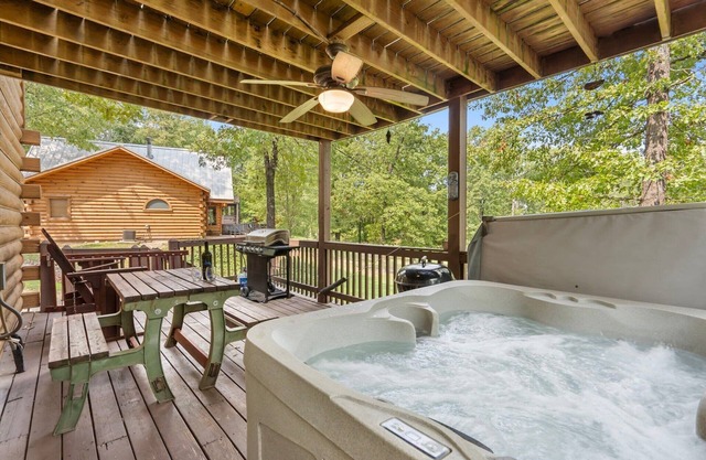 Minutes to Big Cedar-Real Log Cabin-Free Silver Dollar Tickets-Pvt Hot Tub @ Lil Treehouse