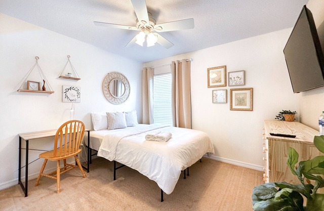 Minutes to I-75 & HWY-41! Private Room w/WIFI, Queen Bed, Desk & TV
