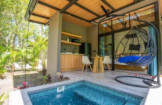 Mira Bungalow - Private Plunge Pool + AC, Near Beach