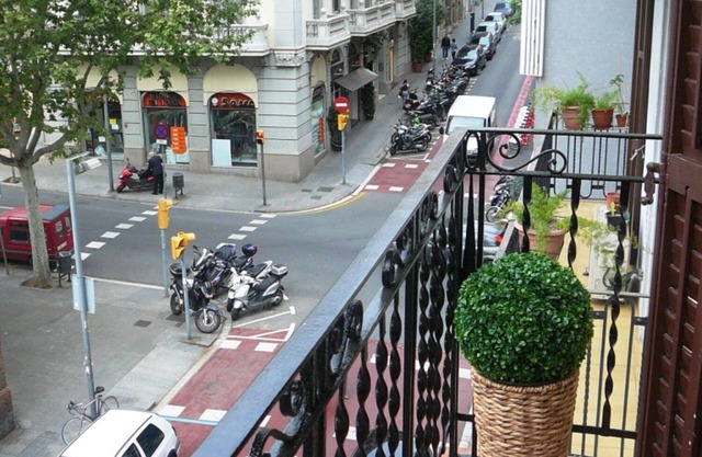 MIRALL,EN EL MEJOR BARRIO DE LA CIUDAD, frente a un mercado emblemático, rodeado de comercios y restaurantes y muy bien comunicado con todo.