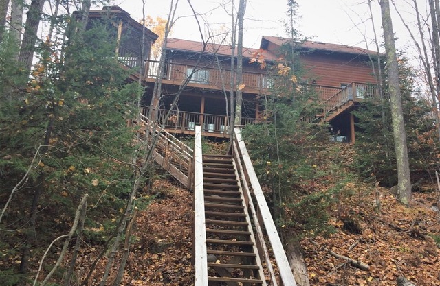 Miriam`s Retreat - Overlooking Lake Superior with Staircase Lake Superior Access!