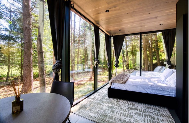 MIRROR CABIN IN THE FOREST WITH HOT TUB