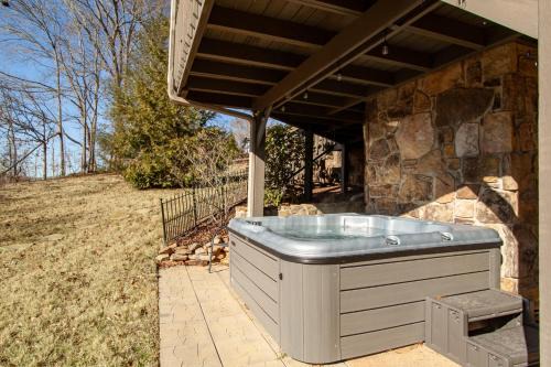 Misty Lake Hot Tub w Lake Access