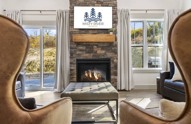 Misty River Retreat🌲 Fire Pit 🔥 Hot Tub 💦 Lake Taneycomo Access