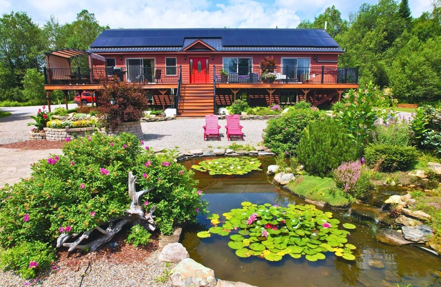 ML 'As Seen on TV' 1 mile from skiing, great views, hot tub, fire pit, beach! Dog friendly!