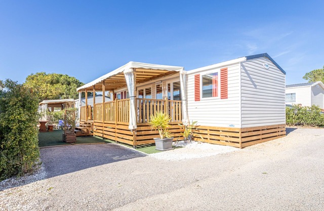Mobile Home 'Camping Mar Estang' with Lake View, Shared Pool and Air Conditioning