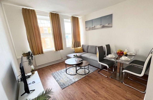 Modern 1 Bedroom Apt in the heart of Barry Flat 2