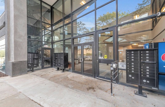 Modern 1-Bedroom Near Airport Free Parking & WiFi with own Washer and Dryer