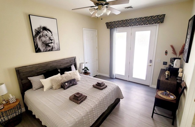 Modern 1 bedroom private suite - FREE parking on premises