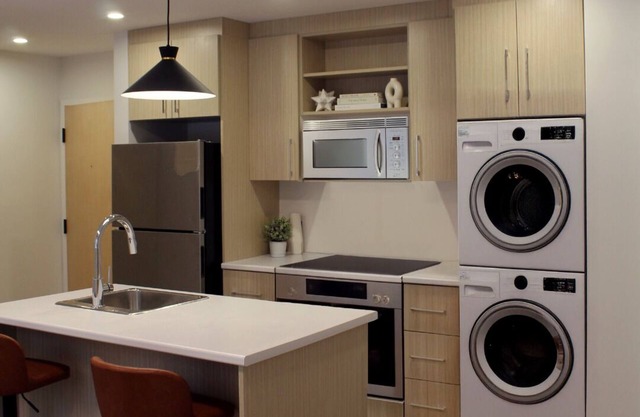 Modern 1–BR Apartment near St. Joseph’s Hospital, Walk to Uptown, AC & Parking