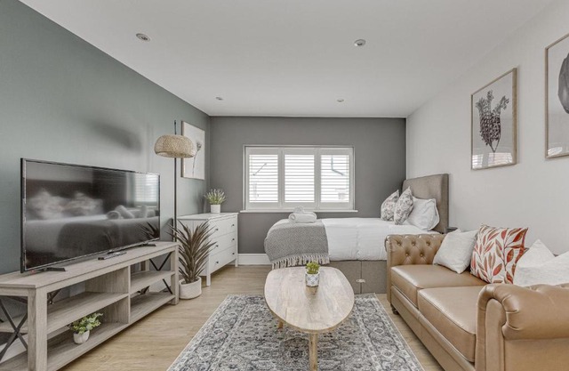 Modern 1 BR apt near town centre, perfect for long stays