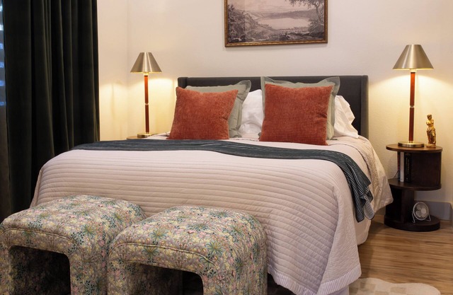 Modern 1 BR Guest House in Central Point, OR. Your ideal Southern Oregon stopover! Features AC, full kitchen, W/D, and dedicated workspace. Quick and convenient access to I-5 and local attractions.