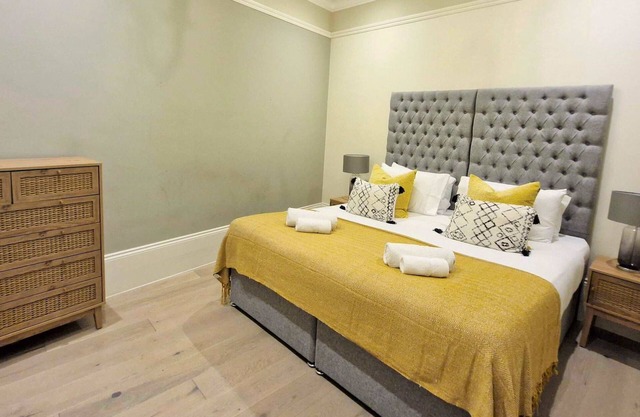 Modern 1BR Central Reading Apartment | Smart TV