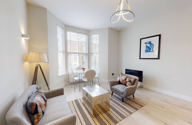 Modern 2 Bed Flat - 4mins to Westbourne Park Tube