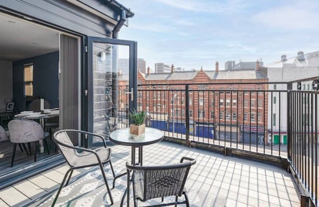 Modern 2 Bed in Stockport Centre - Balcony Access