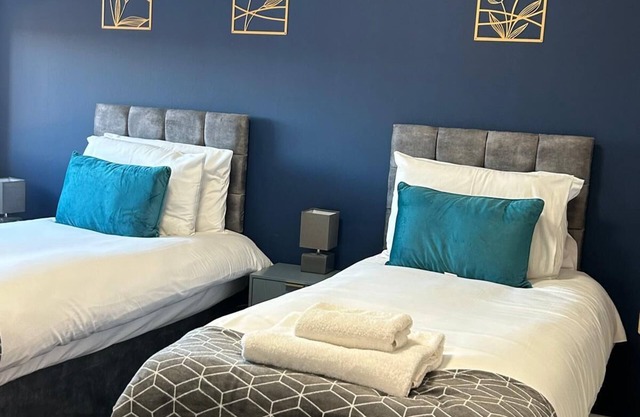 Modern 2-Bedroom Apartment Level Access Central walk to Station Festival Place & The Avil Theatre