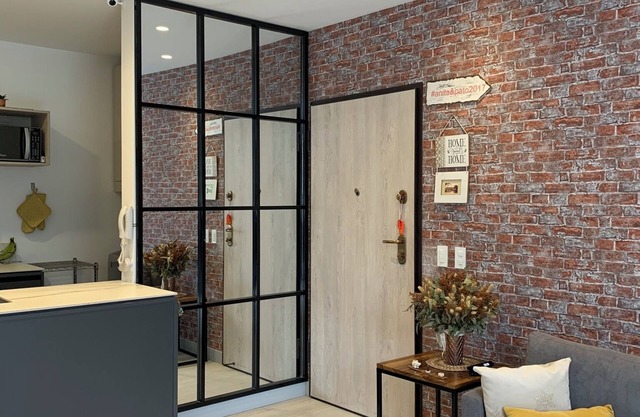 Modern 2-Bedroom Apartment, Remote Work Ready, Urban Comfort & Natural Peace