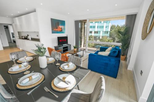 Modern 2 Bedroom with Superking Bed & Balcony views Near Wembley
