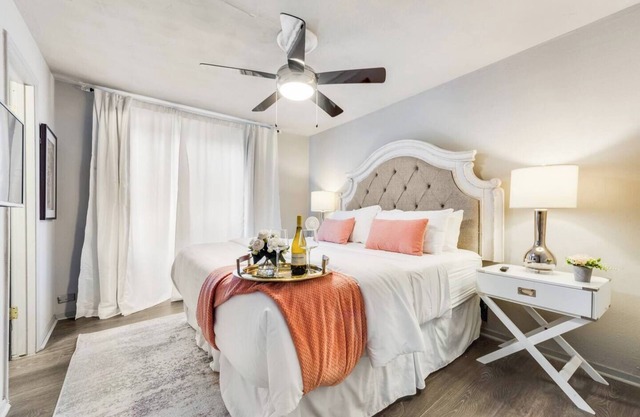 Modern 2 BR 2 bath poolside condo with spacious patio, smart TV, full kitchen, and access to award-winning courtyard. Perfect for working professionals in central Dallas.