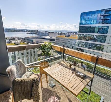 Modern 2bed room sea view apartment @ Oslo Barcode