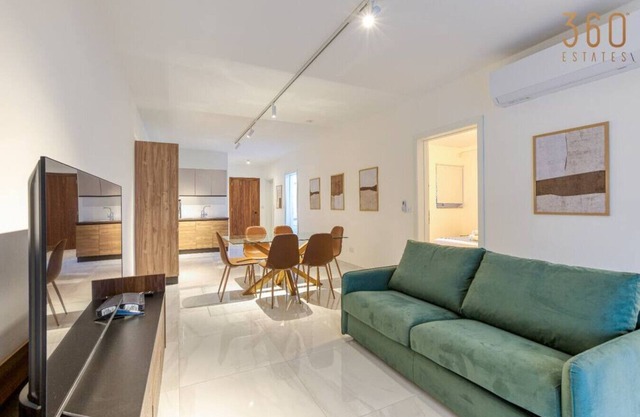 Modern 2BR Apt with Private Terrace & Sofa Bed
