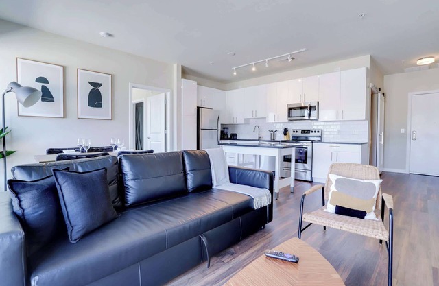 Modern 2BR + Den with Balcony & Gym