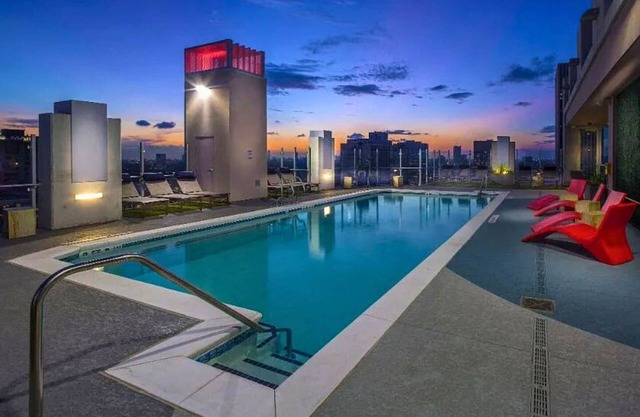 Modern 2BR Downtown Houston High-Rise w/Skyline Views, Rooftop Pool & 24h Gym