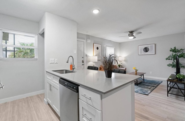 Modern 2BR Near UT Hyde Park Evonify