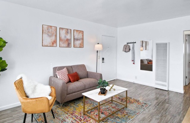 Modern 2BR Unit + Parking + Near DTLA #TravelSGV