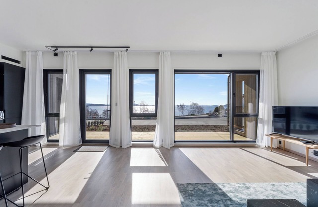 Modern 2BR with Sea and Skyline Views – 25 Min to Stavanger & Preikestolen